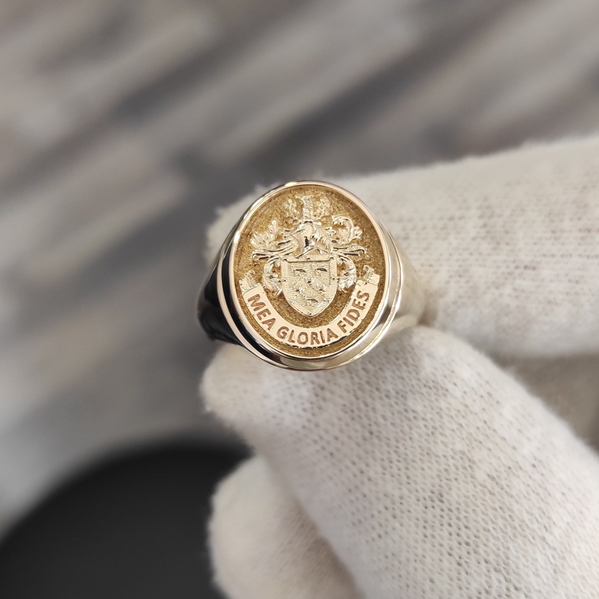 Yellow gold signet ring, finger size 62, weight 24,8 g | Drouot.com